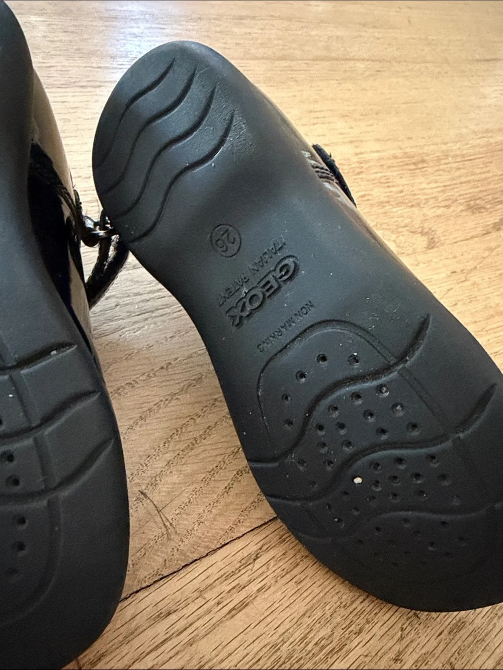 GEOX Respira Girls Black Patent Mary Jane non-marking Anti-shock Shoes EUR sz 26